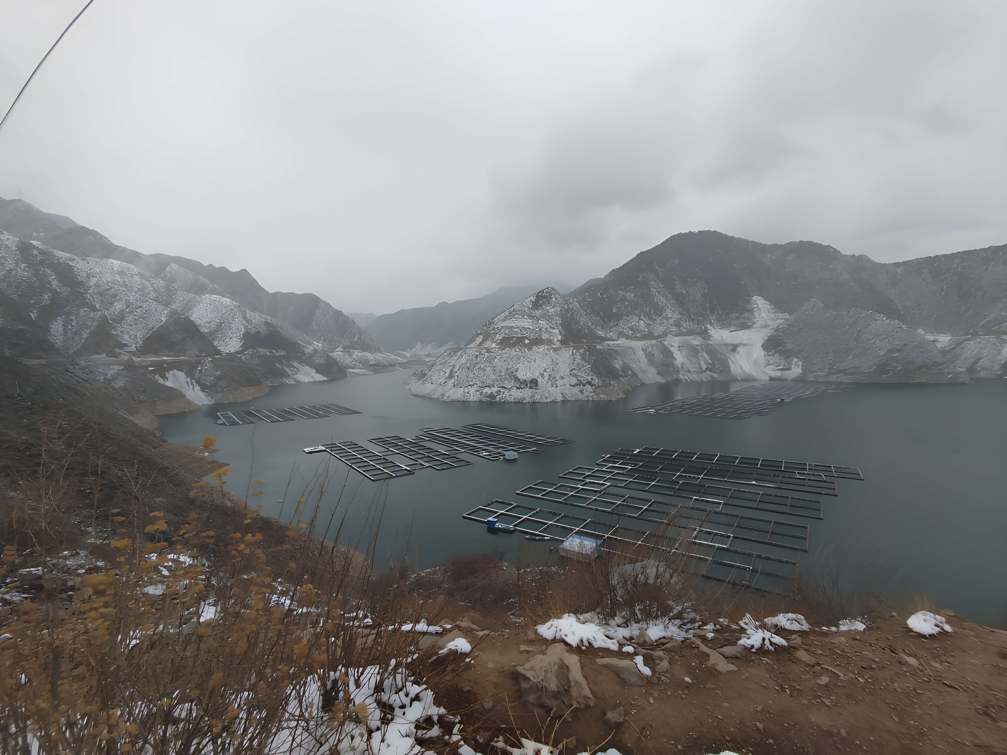 雪山環繞的養殖湖泊